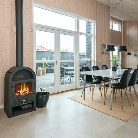 6 Person In Bjert-by Traum *