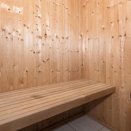 6 Person In Bjert-by Traum